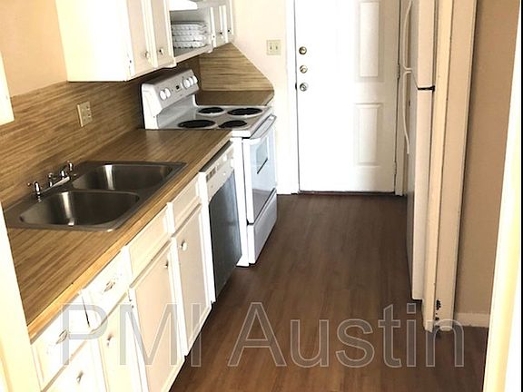 3rd image of 908 N Lbj Dr APT 6