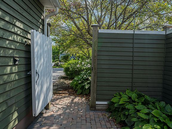 4th image of 11 Saratoga Cir