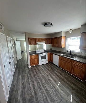 3rd image of 44 Brandon Hall Dr APT D