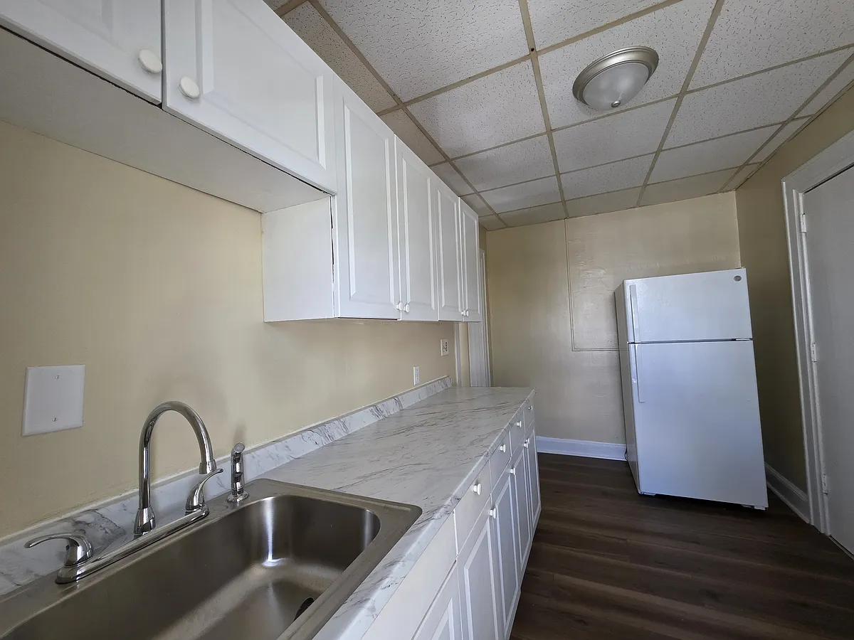 Building Photo - 206 Sherman Ave #1B