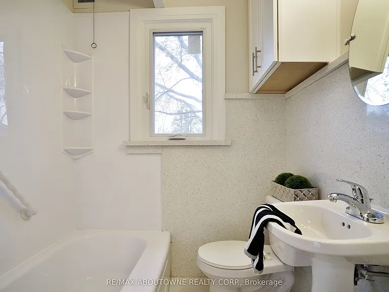 96 Mohawk Rd E — Photo 28