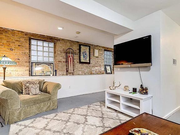 5th image of 879 N Paulina St #1