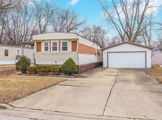 7 Oak Valley Rd, Bloomington, IL 61704