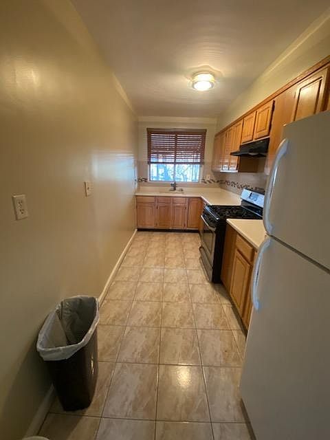 1st image of 940 Magenta St