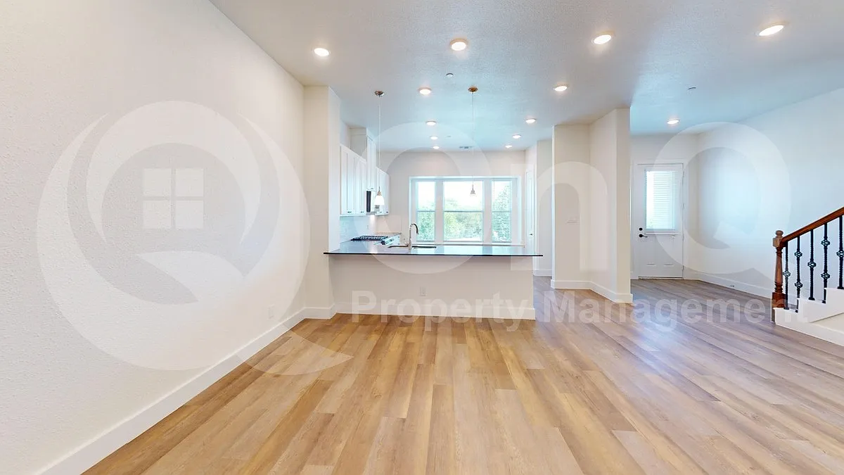 4 bed, 2.5 bath, 2159 sqft, $2,449 — Photo 4