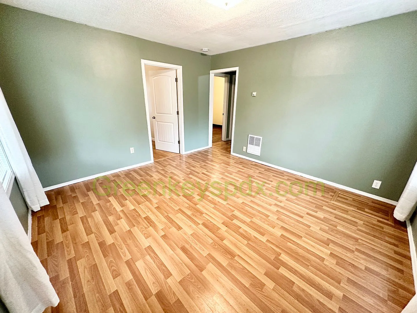 Lovely 2-Bedroom House with Backyard with Lots of Fruit Trees! — Photo 4