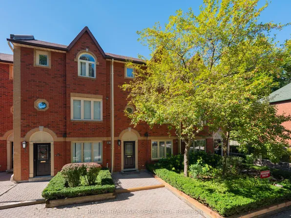 18 Doncrest Rd #Townhouse 2, Toronto, ON M4K 1R8