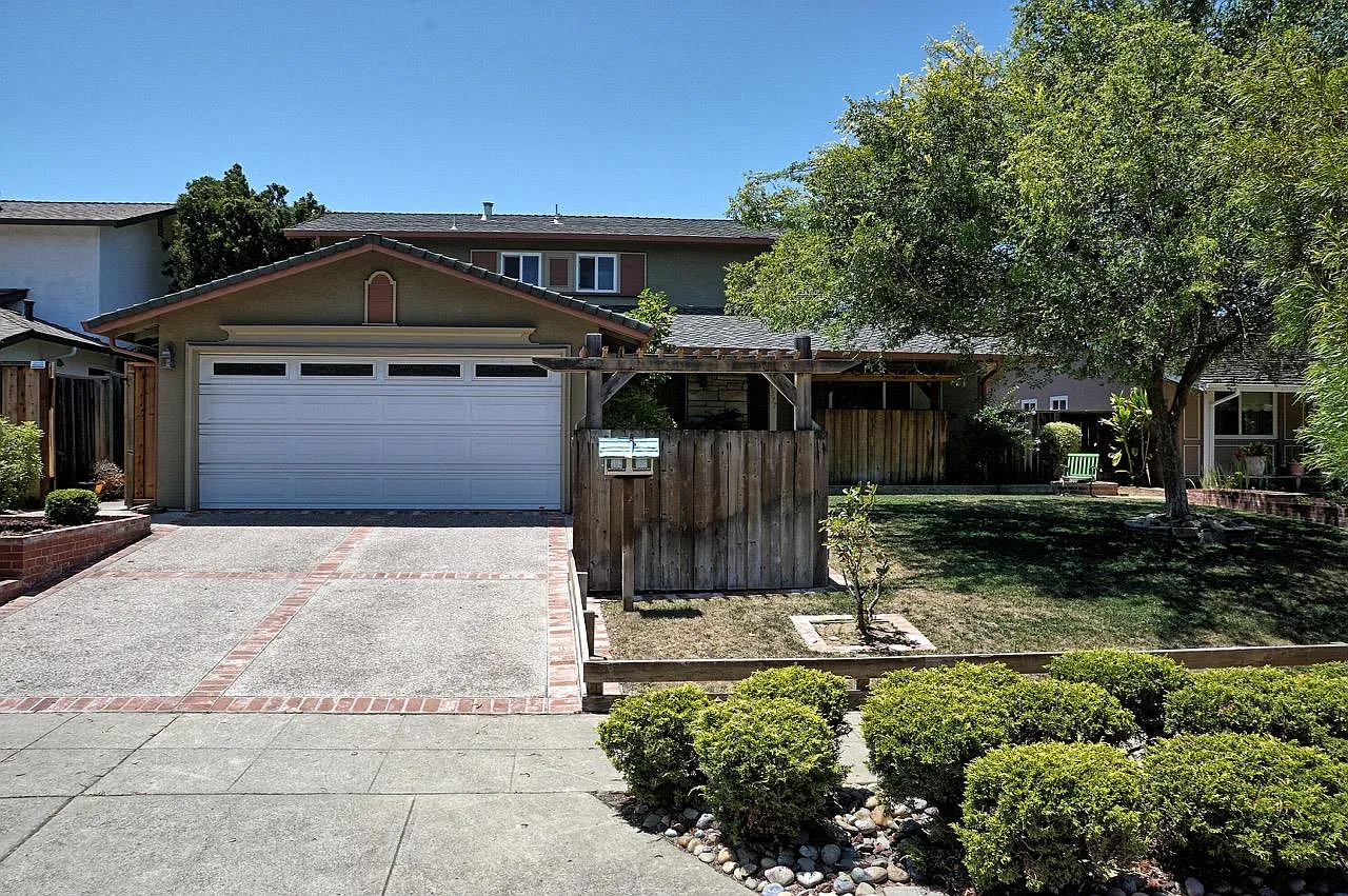 1577 Blackhawk Dr photo 1