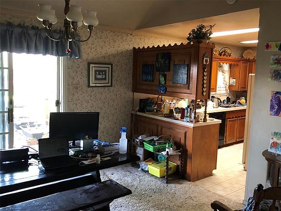 3rd image of 1012 Ashland Dr