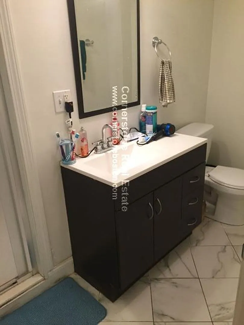 Large 4 bed near Northeastern — Photo 2