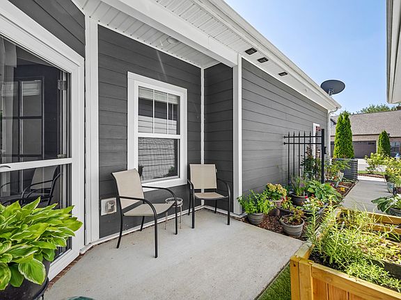 3rd image of 2088 Moultrie Cir
