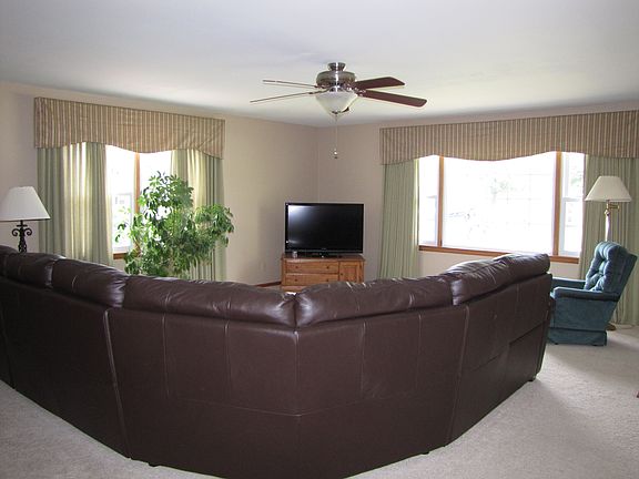 4th image of 301 Holiday Dr