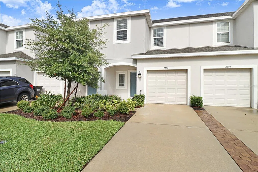 3 bed, 2.5 bath, 1373 sqft, $2,100 — Photo 2