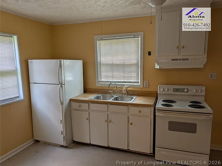 400 McLeod Rd — Photo 8