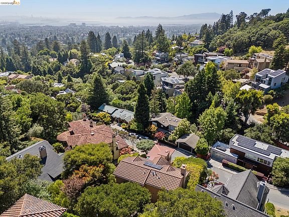 5th image of 122 Vicente Rd