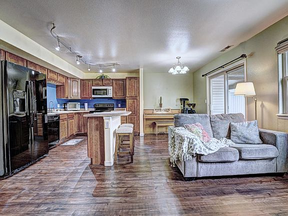 4th image of 2471 Theresea Ln