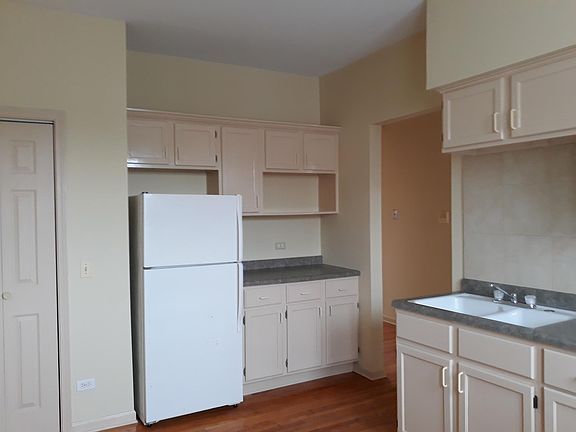 3rd image of 3848 W Sunnyside Ave