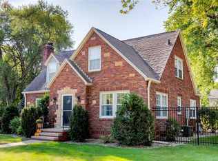 712 Ashworth Rd, West Des Moines, IA 50265