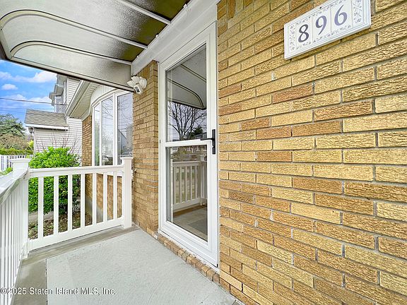 4th image of 896 Stafford Ave