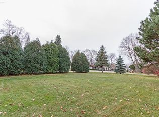 202 Oakleaf Rd, Lake In The Hills, IL 60156