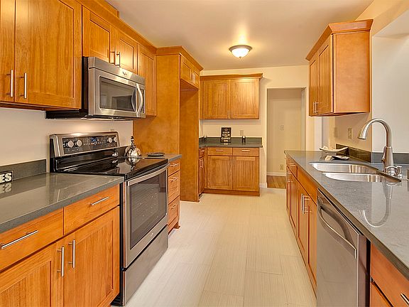 4th image of 3024 NE 190th St