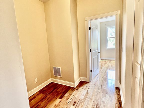 4th image of 40 Brownstone Dr