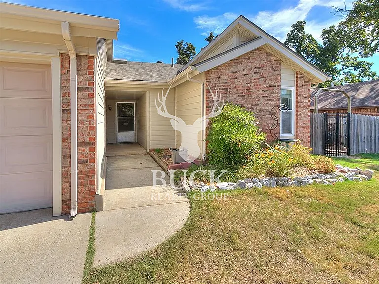 1628 Kavel Dr — Photo 2