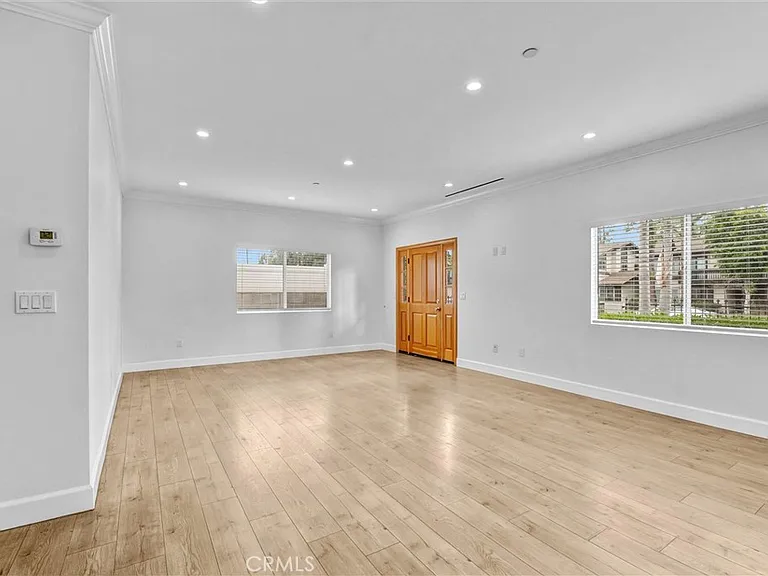 6711 Clybourn Ave — Photo 12