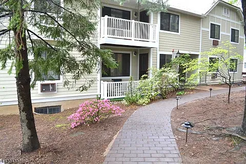 2 bed, 1.5 bath, 7841 sqft, $2,848 — Photo 4