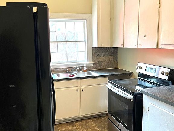 2nd image of 903 W 3rd St #B
