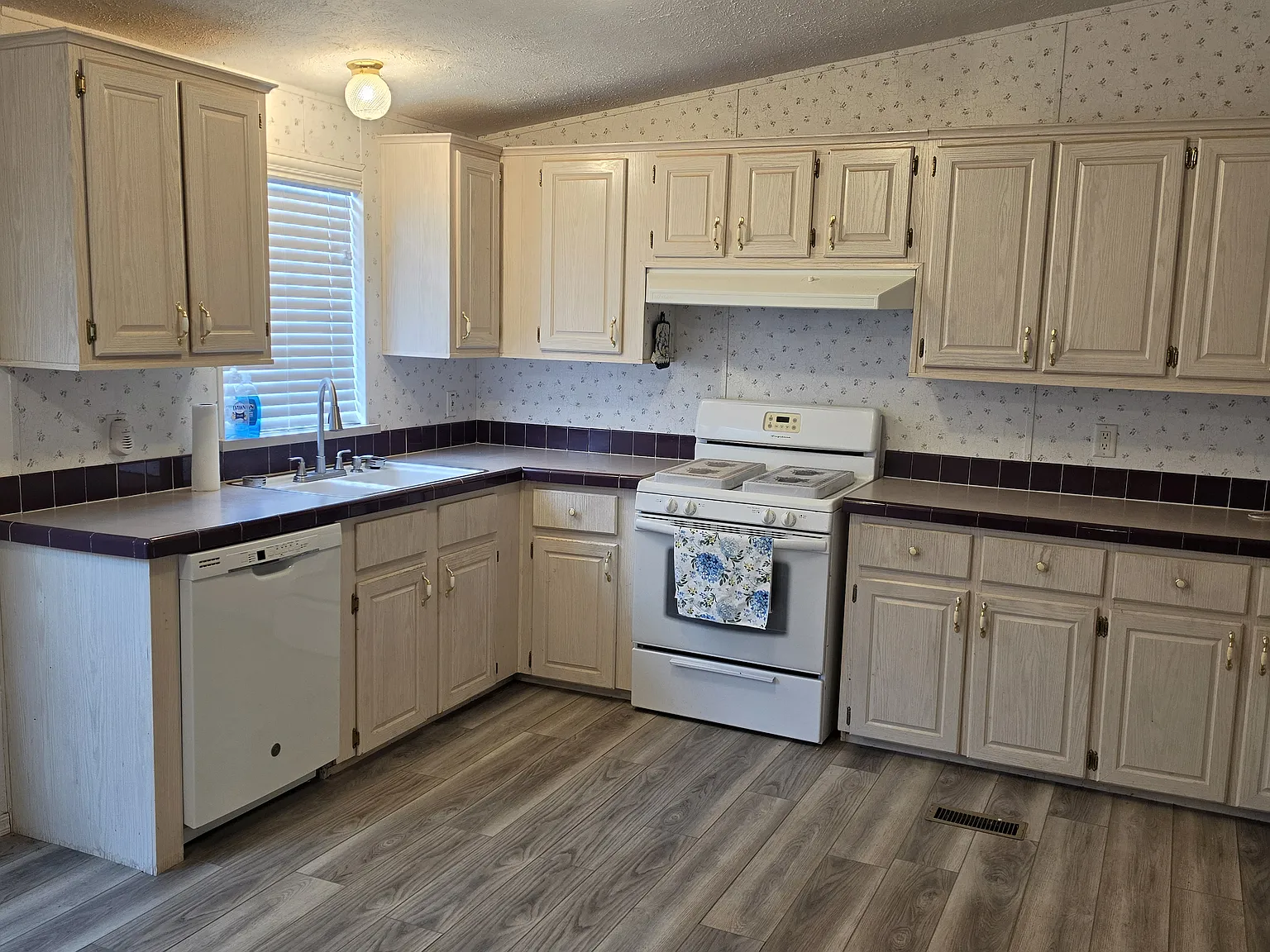 3 bed, 1600 sqft, $1,850 — Photo 1