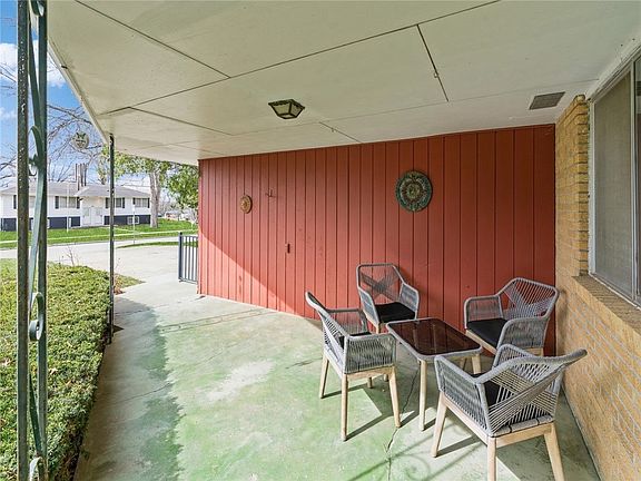 4th image of 812 N East St