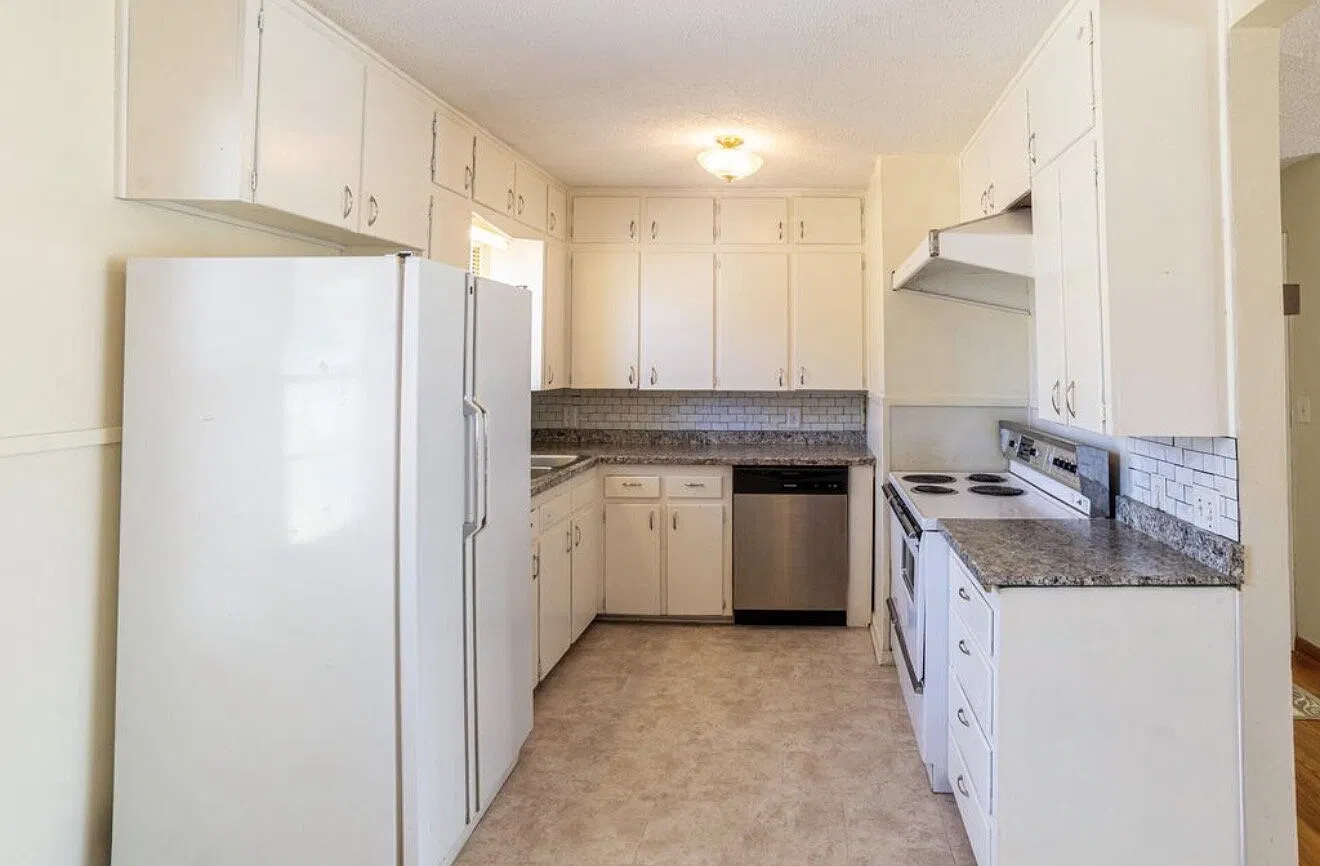 3 bed, 1.0 bath, 900 sqft, $1,050 — Photo 4