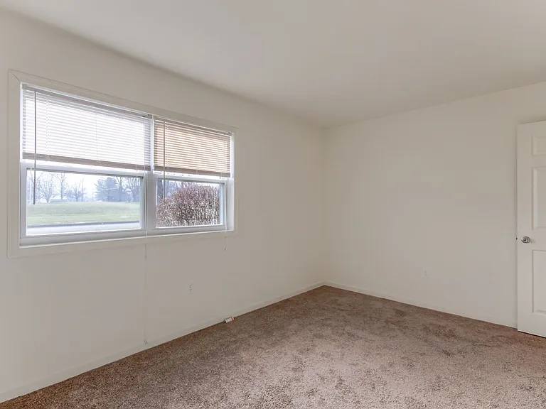 Lincoln Apartments — Photo 16