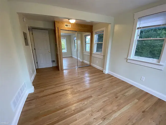 1043 N Main St — Photo 5