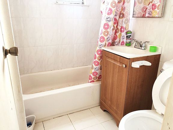 5th image of 2843 Steinway St APT 1