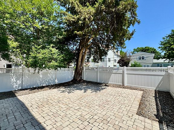 2nd image of 4825 Lake Dr