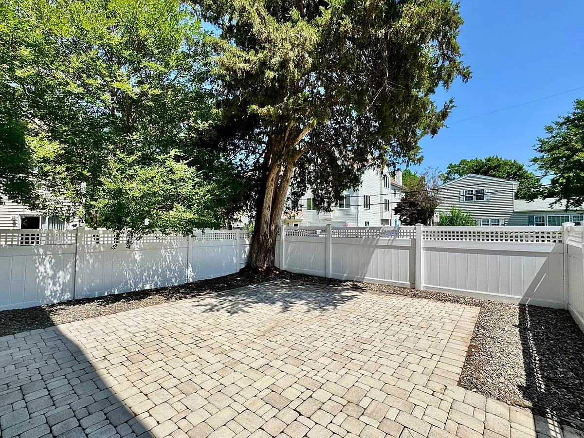 Building Photo - 4825 Lake Dr