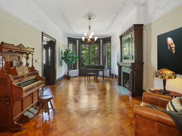 246 Gates Avenue image 3 of 19