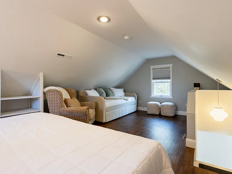 429 Jackson Ave — Photo 8