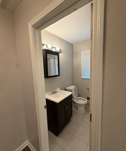 Upstairs Full Bathroom