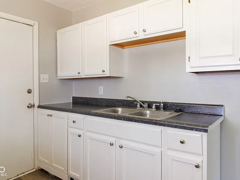 2517 Villa Ave — Photo 6