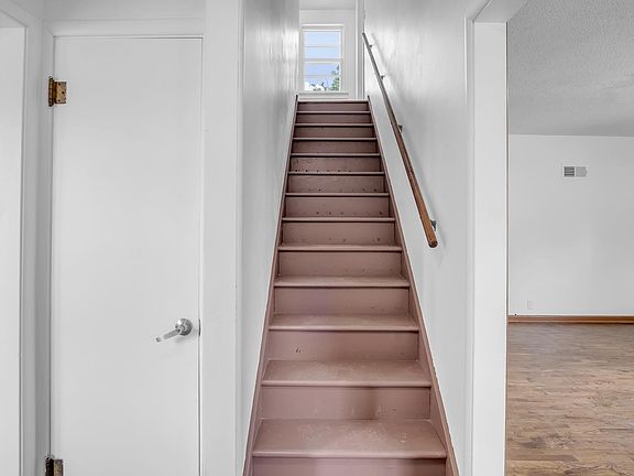 3rd image of 402 SE 6th St