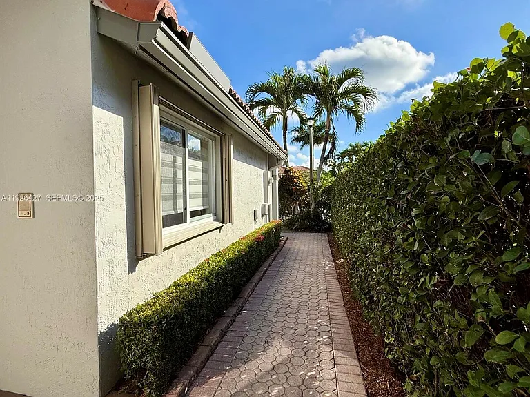 5072 NW 115th Ct — Photo 3