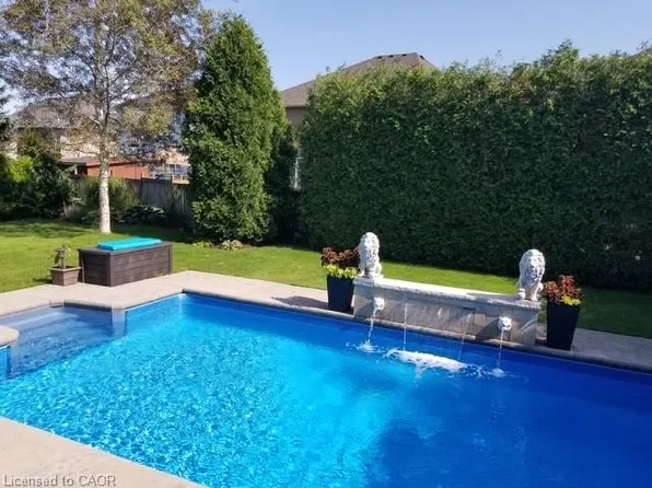 27 Surrey Dr, Hamilton, ON L9K 1L9