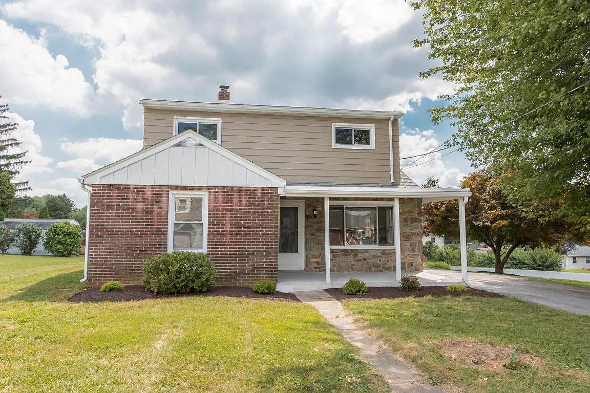 1704 Buttercup Rd photo 1