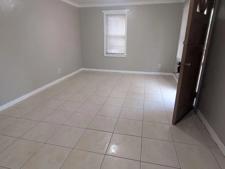 1037 Detroit St — Photo 2