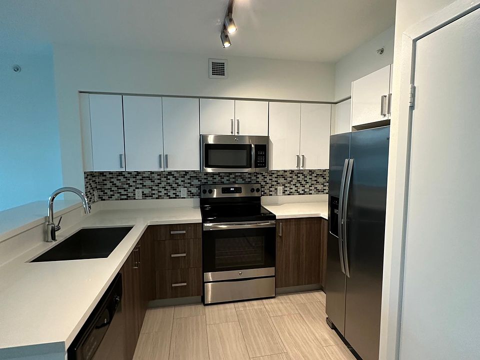1st image of 445 NE 39th St #303
