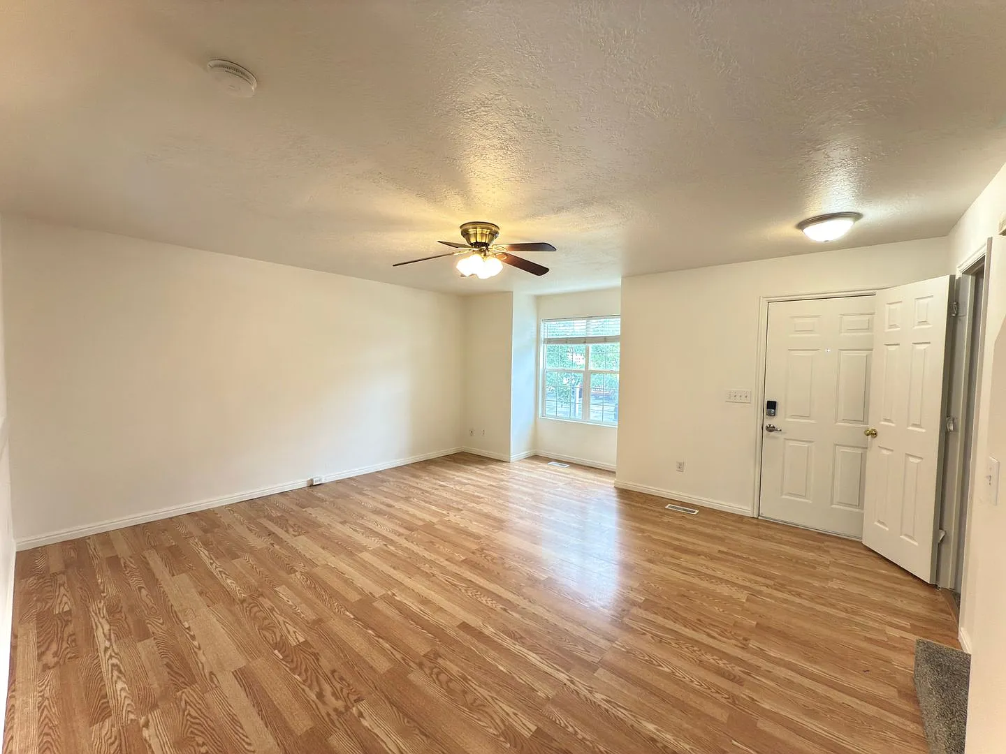 4 Bedroom Clearfield Town Home Available Now — Photo 4