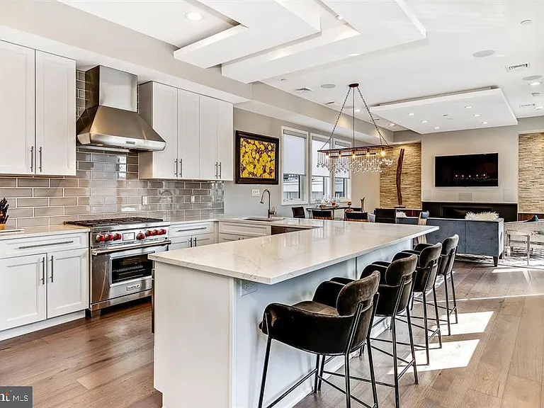 305 Green St — Photo 8